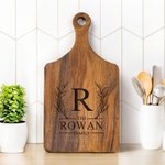 Tabla para cortar embutidos de madera con monograma de corona de flores grabado con inicial y asa Regalo de cumpleaños de inauguración de la casa para un amigo de la familia