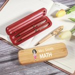 Penna a sfera in legno e astuccio personalizzati con nome e soggetto Cartoon Teacher, regalo di compleanno, apprezzamento e ritorno a scuola per l'insegnante.