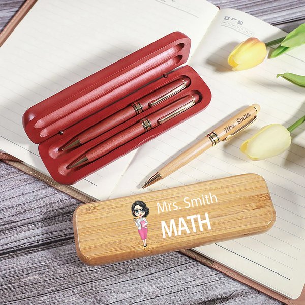Penna a sfera in legno e astuccio personalizzati con nome e soggetto Cartoon Teacher, regalo di compleanno, apprezzamento e ritorno a scuola per l'insegnante.