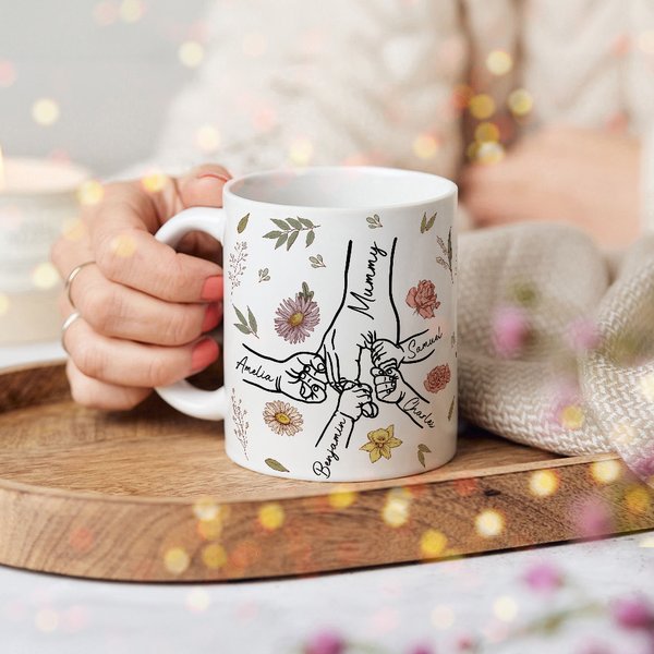 Personlig keramisk mugg med månadsblommor och namn vacker present till mamma och mormor på mors dag