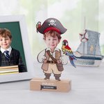 Personalisierte Cartoon Piratengesicht Foto Transparent Acryl Plaque mit Namen und hölzerne Basis Party Schreibtisch Dekor Kindertag Geburtstagsgeschenk für Jungen Mädchen