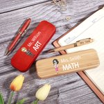 Penna a sfera in legno e astuccio personalizzati con nome e soggetto Cartoon Teacher, regalo di compleanno, apprezzamento e ritorno a scuola per l'insegnante.