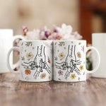 Personlig keramisk mugg med månadsblommor och namn vacker present till mamma och mormor på mors dag