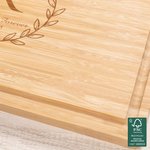 Tabla para cortar embutidos de bambú FSC con ranura para zumo personalizada y grabada con el nombre de la guirnalda Regalo de boda para la familia