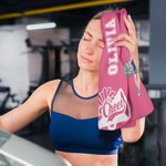Personalisierte Cartoon Cheerleading Mädchen weiche schnell trocknende Waffel Handtuch mit Namen und hängenden Clip Sport Zubehör Geburtstag Geschenk für Cheerleader Frauen
