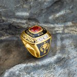 Personalisierter Meisterschaftsring mit Gravuren Symbolen und Edelstein Sport Schmuck Championship Winterspiele Geschenk für Herren Sportler Fans