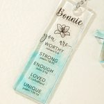 Portachiavi personalizzato Gradient Blue Birth Flower Bible Verse Name con croce Charm Regalo di battesimo per la famiglia Christian