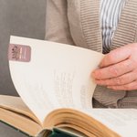 Personalisierte Floral Happy Retirement Magnetische Leder Lesezeichen Clip mit Namen und Jahr Schule Büro Schreibwaren Geburtstag Geschenk für Bücherwürmer