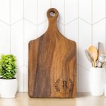 Tabla para cortar embutidos con asa, personalizada, grabada, con corona de flores, iniciales y nombre, hecha en EE.UU. Regalo de inauguración de boda para parejas familiares