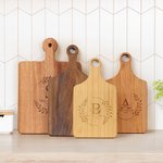 Tabla para cortar embutidos con asa, personalizada, grabada, con corona de flores, iniciales y nombre, hecha en EE.UU. Regalo de inauguración de boda para parejas familiares