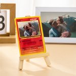 Tarjeta Poke TCG clásica personalizada con texto y soporte de madera regalo de cumpleaños o el Día del Padre para la familia
