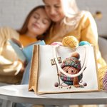 Personalisierte Cartoon Häkelmuster Jute Tragetasche mit Namen Reisen Zubehör Tote Bag Geburtstag Urlaub Geschenk für Stricken Liebhaber Damen