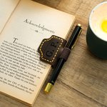 Segnalibro magnetico in pelle personalizzato con nome inciso e portapenne - Regalo ideale per compleanno, scuola o ufficio per amanti dei libri