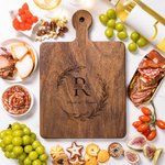Tabla para cortar embutidos de madera con iniciales de guirnalda grabadas con apellido y asa Regalo de cumpleaños de inauguración de la casa para pareja Familia