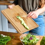 Personalisierte Gravierte Cookie Crew FSC Bambus Charcuterie Schneidebrett mit 1-8 Namen und Saft Rille Muttertag Geburtstag Geschenk für Mama Oma