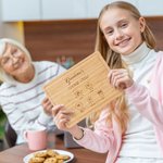 Personalisierte Gravierte Cookie Crew FSC Bambus Charcuterie Schneidebrett mit 1-8 Namen und Saft Rille Muttertag Geburtstag Geschenk für Mama Oma