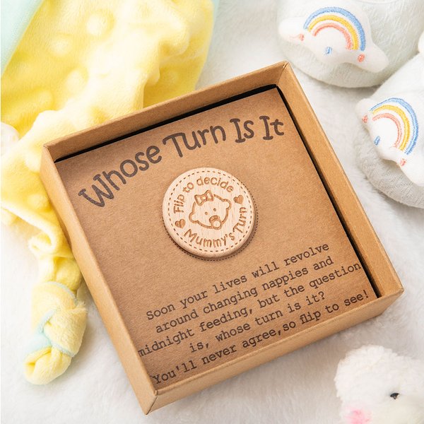 Personligt Flip to Decide-mynt i trä med text och söt babyporträtt för beslutsfattande Baby Shower-present för nybliven förälder