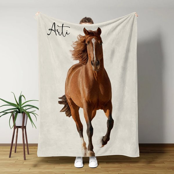 Coperta personalizzata multicolore in stile acquerello con foto di cavalli e nome, regalo di compleanno equestre per gli appassionati di cavalli.
