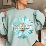 Personalized Light Blue Daisy Heart T-shirt Sweatshirt with 1-8 Names Birthday Mother's Day Gift for Mom Grandma