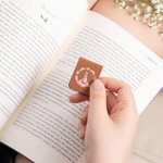 Personalisierte niedlichen Peter Rabbit Kranz magnetische Leder Lesezeichen Clip mit Namen glückliche Ostern Geburtstag Geschenk für Buchliebhaber Bücherwürmer