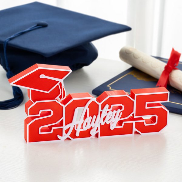 Spersonalizowany wielokolorowy nadruk 3D Grad Cap Year Name Plate Desk Decor Class of 2025 Graduation Gift for Graduates Classmates