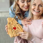 Spersonalizowane czerwone serce Kwiat narodzin Drewniane puzzle rodzinne z 2-8 imionami Dekoracja biurka Urodziny Dzień Ojca Prezent dla rodziny