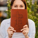 Personalisiertes Kreuz Bibelvers A5 PU-Ledereinband Notizbuch mit Namen Studium Zubehör Geburtstag Geschenk für Familie Freunde Religionsanhänger