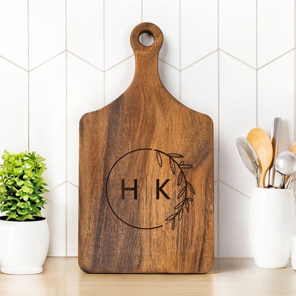 Tagliere in legno con iniziali incise personalizzate, manico e nome Regalo di Natale di nozze Home Decor per amici e famiglia