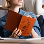 Personalisiertes Kreuz Bibelvers A5 PU-Ledereinband Notizbuch mit Namen Studium Zubehör Geburtstag Geschenk für Familie Freunde Religionsanhänger