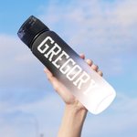 Personalisierte Cartoon Basketball Charakter Name Gradient Sport Wasserflasche mit Flip-Top-Deckel und Riemen Geburtstagsgeschenk für Gym Fitness Basketball-Liebhaber