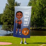 Toalla de playa de microfibra de secado rápido personalizada con el nombre y el número de un niño de baloncesto de dibujos animados Fiesta en la piscina Regalo de cumpleaños para hombre