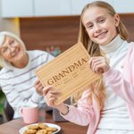 Planche à découper pour charcuterie en bambou FSC avec rainure pour le jus gravée de 1 à 12 noms d'enfants Cadeau de fête des pères pour papa grand-père