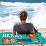 Toalla de playa de microfibra de secado rápido personalizada con el nombre y el número de un niño de baloncesto de dibujos animados Fiesta en la piscina Regalo de cumpleaños para hombre