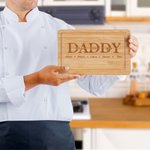 Planche à découper pour charcuterie en bambou FSC avec rainure pour le jus gravée de 1 à 12 noms d'enfants Cadeau de fête des pères pour papa grand-père