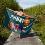 Toalla de playa de microfibra de secado rápido personalizada con el nombre y el número de un niño de baloncesto de dibujos animados Fiesta en la piscina Regalo de cumpleaños para hombre