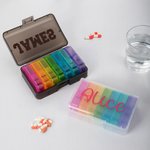 Boîte à Pilules Hebdomadaire Personnalisée avec Nom Accessoire de Voyage Cadeau pour Enfant Famille Ami