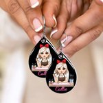 Personalisierte Cartoon Maniküre Charakter Träne Tropfen Form Acryl Ohrringe mit Namen Danke Jahrestag Geburtstag Geschenk für Nageltechniker