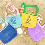 Bolsa de playa de malla personalizada bordada con cangrejo estrella de mar y conchas con nombre y correa ajustable esencial de viaje regalo para niños