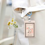 Portacarte con moschettone personalizzato con nome data e fiore di nascita stampa in stile vintage accessorio per viaggio regalo per donne