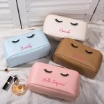 Personalisierte Wimpern Leder breite Öffnung Make-up-Tasche mit Namen Reise-Accessoire Geburtstag Geschenk für sie