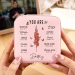 Personlig You Are Bibelvers Fødselsblomst Smykkeskrin i lær med navn Reise Essentials Bursdag Jubileum Dåpsgave til kvinner Kristne