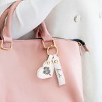 Personalizada Nacimiento Flor Corazón de cuero Nombre Etiqueta Llavero Mochila Accesorios Día de la Madre Cumpleaños Regalo para las mujeres damas de honor
