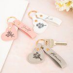 Personalizada Nacimiento Flor Corazón de cuero Nombre Etiqueta Llavero Mochila Accesorios Día de la Madre Cumpleaños Regalo para las mujeres damas de honor