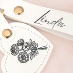 Personalizada Nacimiento Flor Corazón de cuero Nombre Etiqueta Llavero Mochila Accesorios Día de la Madre Cumpleaños Regalo para las mujeres damas de honor