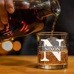 Personalisierte Kranz Foto 10 oz Old Fashioned Whiskey Glas mit Namen und Initialen Vatertag Geburtstag Geschenk für Papa Schnapsliebhaber