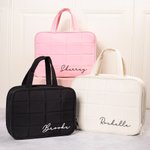 Henkilökohtainen Puffy tikattu kaksinkertainen vetoketju sulkeminen Multi-lokero Makeup Travel Bag nimi ja sisäänrakennettu koukku Business Trip syntymäpäivälahja naisille