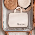 Henkilökohtainen Puffy tikattu kaksinkertainen vetoketju sulkeminen Multi-lokero Makeup Travel Bag nimi ja sisäänrakennettu koukku Business Trip syntymäpäivälahja naisille