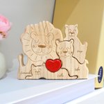Puzzle in legno personalizzato tema famiglia di leoni con cuore rosso e 2-5 nomi decor da scrivania regalo di compleanno e anniversario per famiglia