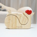 Puzzle in legno personalizzato tema balena che si abbracciano con cuore rosso e 2-5 nomi decor da scrivania regalo di festa della mamma per famiglia