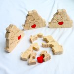 Gepersonaliseerde Honden Familie Houten Puzzel met Hartvormige Omhelzing met 2 tot 5 Namen Bureau Decoratie Verjaardag Jubileum Cadeau voor Familie